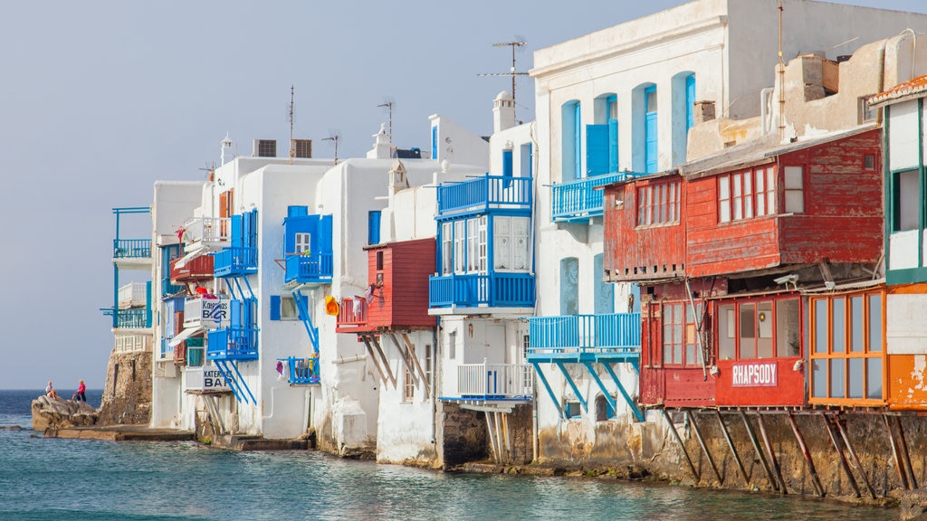 Ciudad de Mikonos mostrando patrimonio de arquitectura, una casa y una ciudad costera