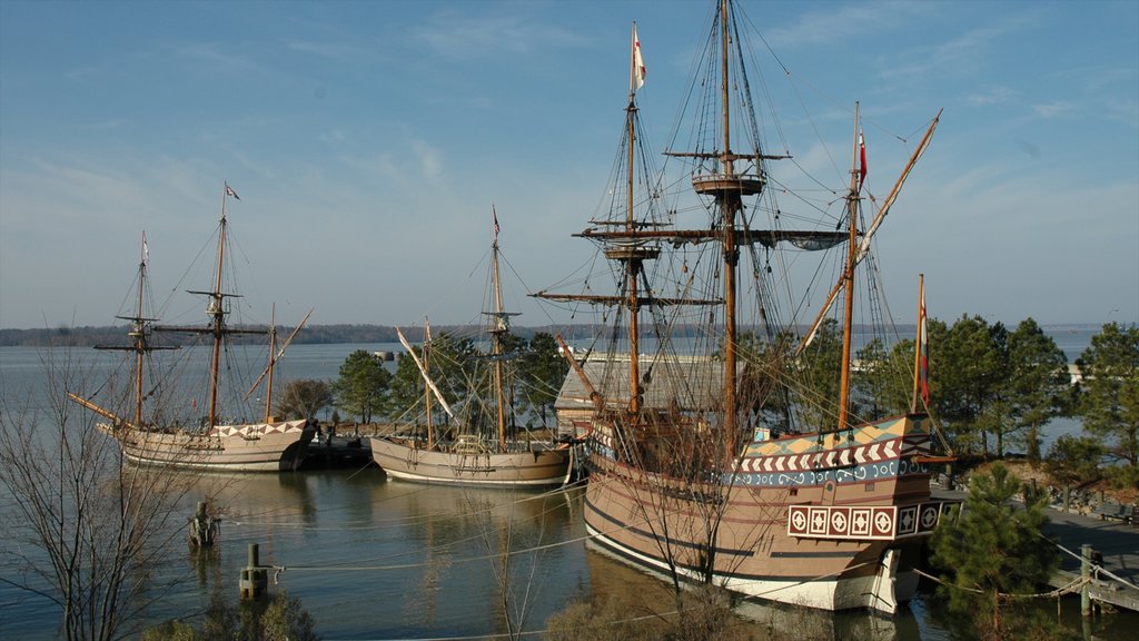 Williamsburg mettant en vedette une baie ou un port, voile et architecture patrimoniale