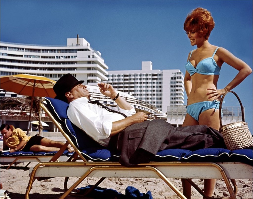 Frank Sinatra prende il sole al Fontainebleau Hotel in L'investigatore (1967) (© 20th Century Fox)