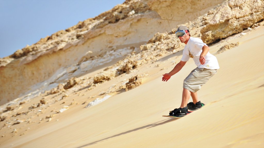 Cairo mostrando paisagens do deserto assim como um homem sozinho