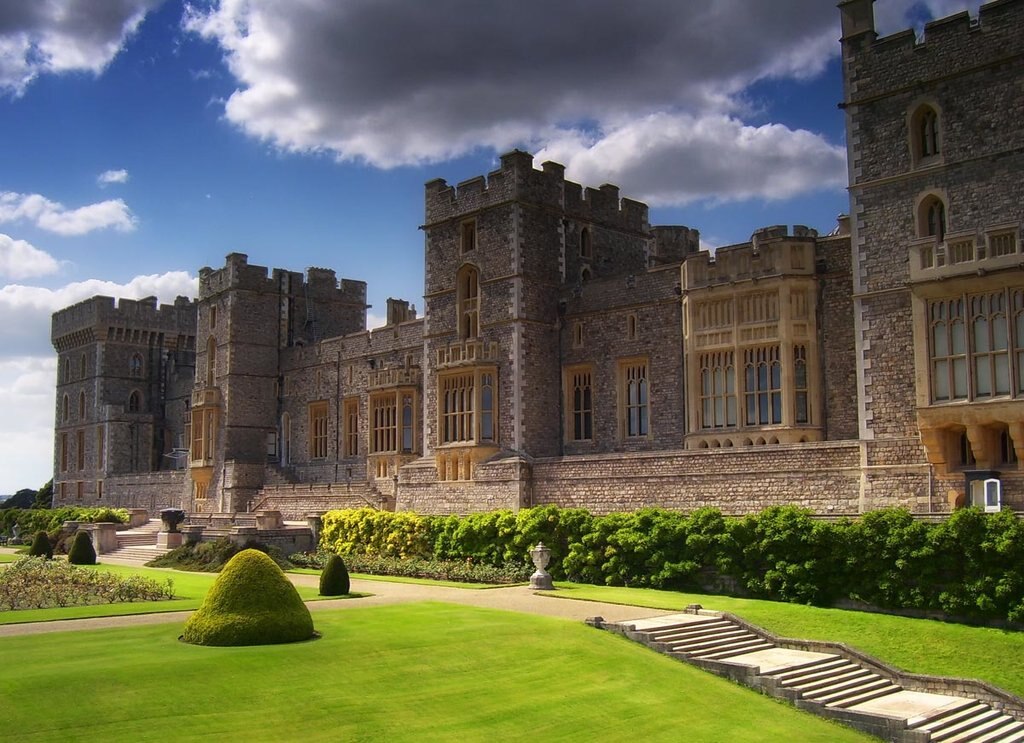 Il Castello di Windsor si trova poco fuori Londra ed è visitabile quasi tutto l'anno, tranne quando la famiglia reale vi soggiorna.
