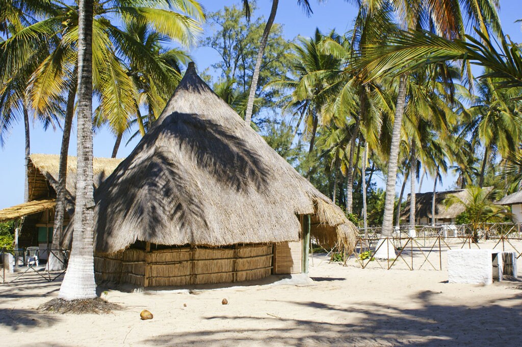 Un bungalow all'ombra delle palme sulla spiaggia di Beira, Mozambico. Photo Credit: Shutterstock
