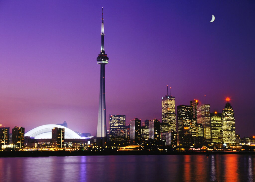 Veduta notturna di Toronto, Canada. Photo Credit: Getty