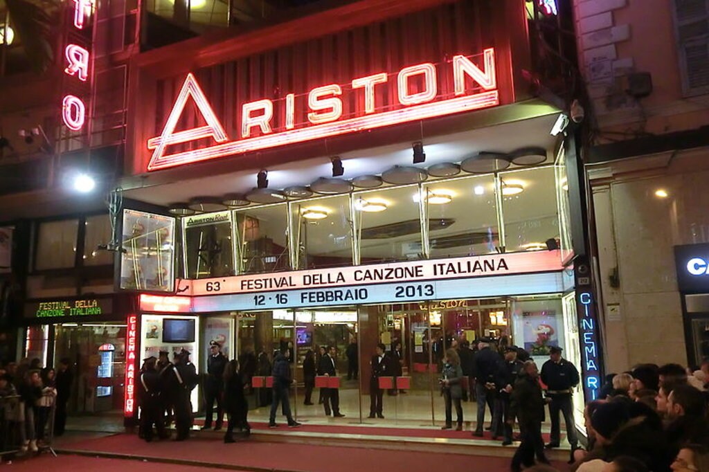 Ingresso del Teatro Ariston durante l'edizione 2013 del Festival di Sanremo - By Jose Antonio (Own work)  , via Wikimedia Commons