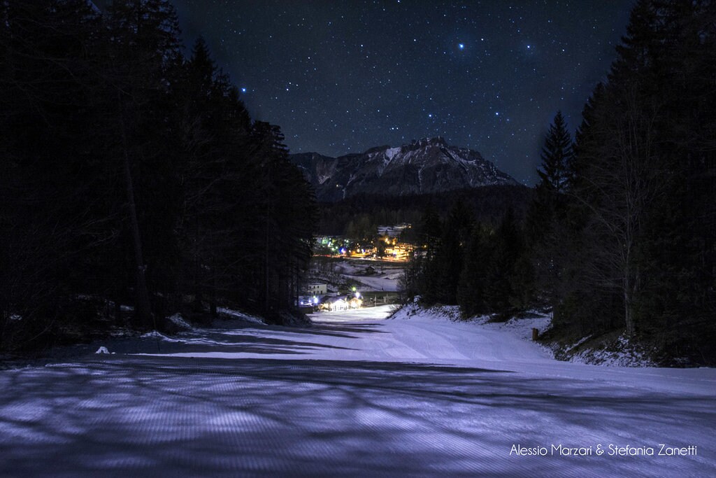 Folgaria, paesaggio innevato sotto le stelle. Picture by Alessio Mazari e Stefania Zanetti. Courtesy of Azienda per il Turismo Folgaria Lavarone Luserna