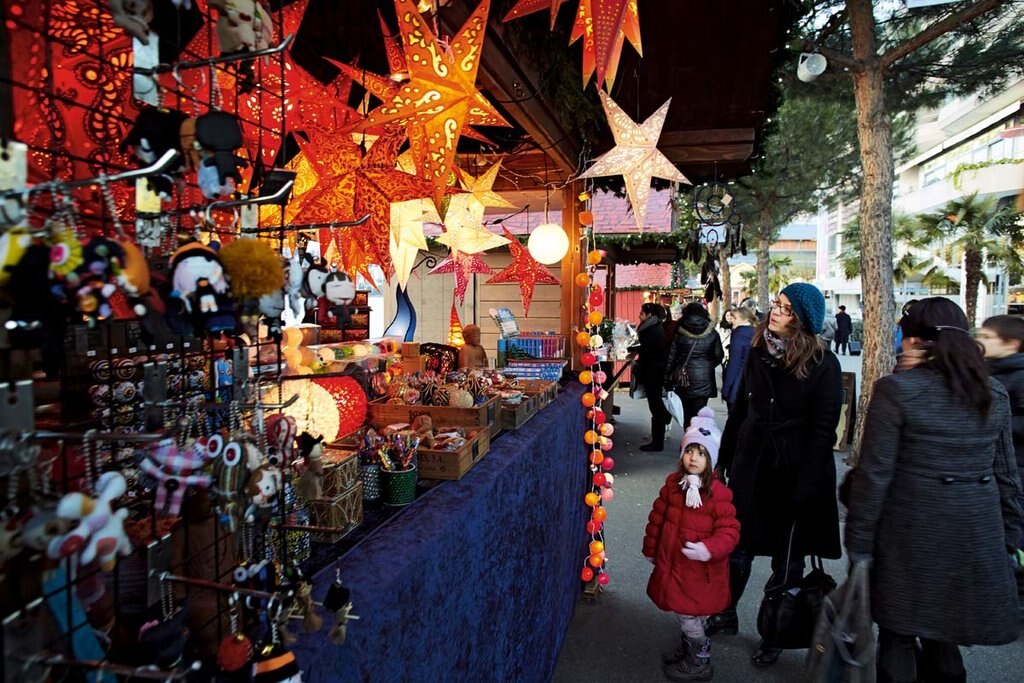 Luci e regali al mercatino di Montreaux - Courtesy of Swiss-Image GmbH (www.swiss-image.ch)