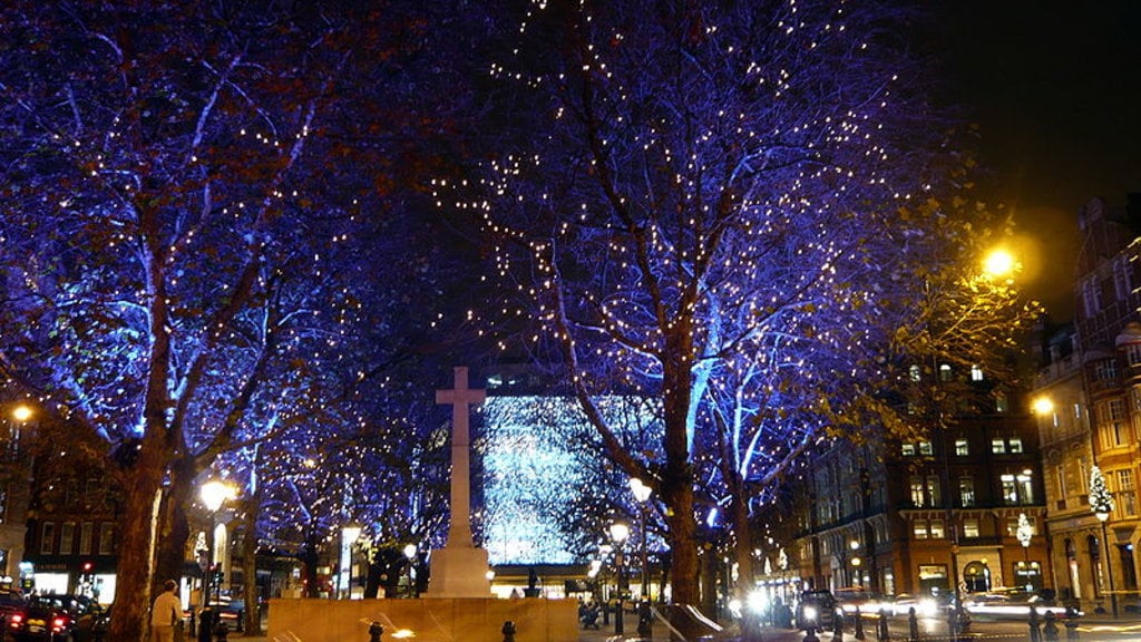 I fiabeschi alberi a Sloane Square durante il periodo natalizio - By Wolfiewolf  , via Wikimedia Commons