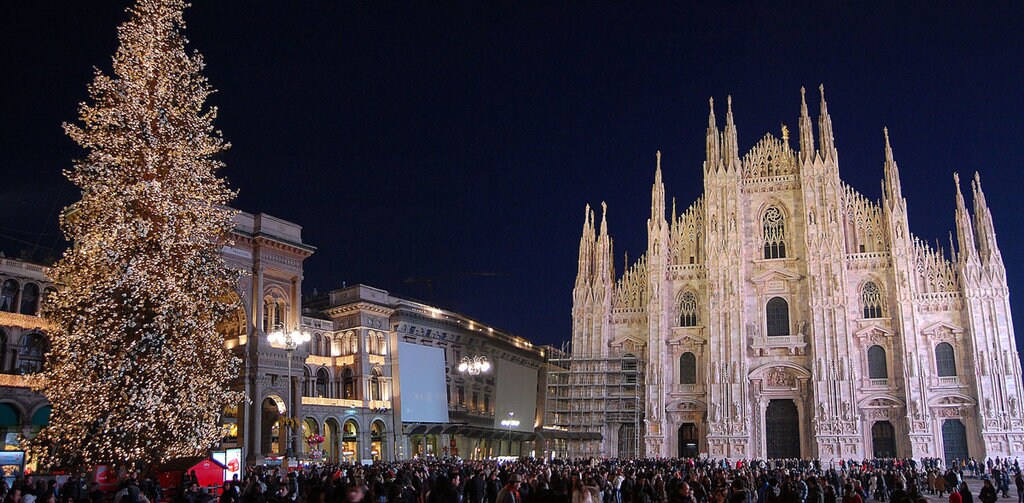 Milano, il tradizionale albero di Natale di Piazza Duomo. Picture By Goldmund100 (Own work) , via Wikimedia Commons