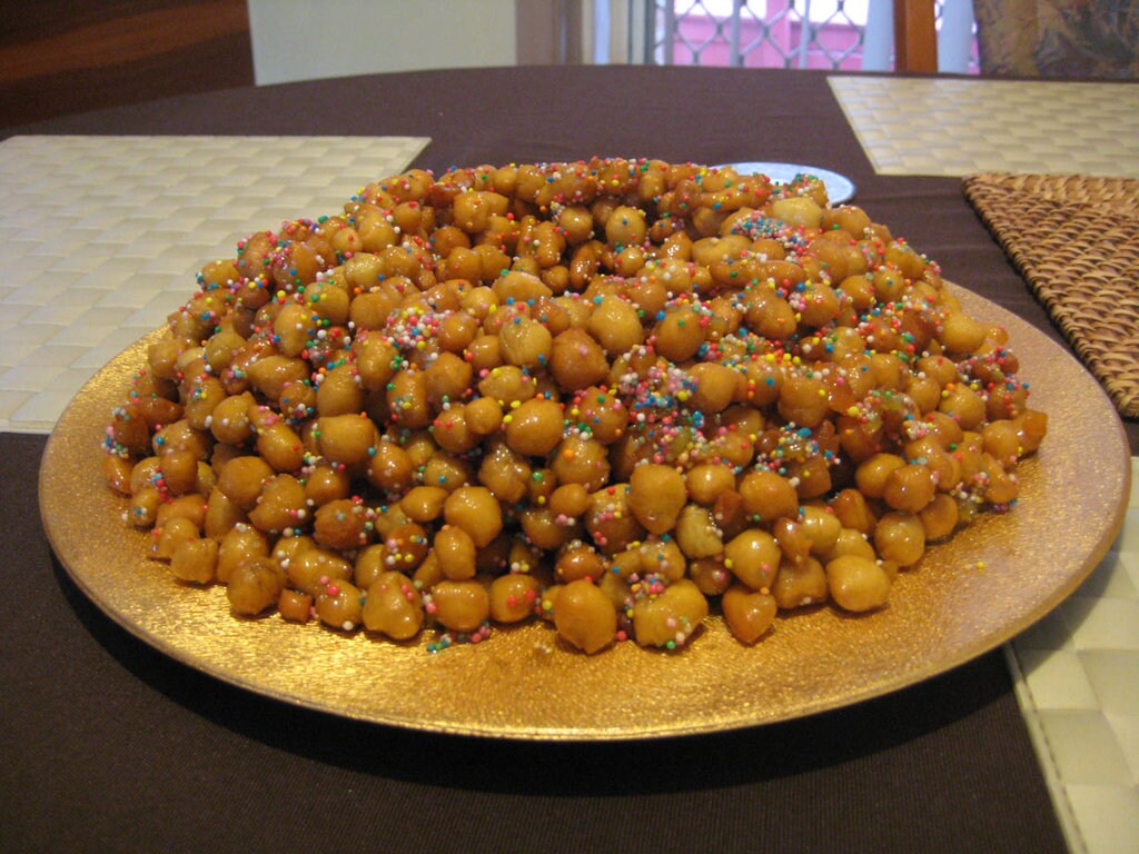 Gli struffoli. Picture By Steve-081 (Own work)  , via Wikimedia Commons