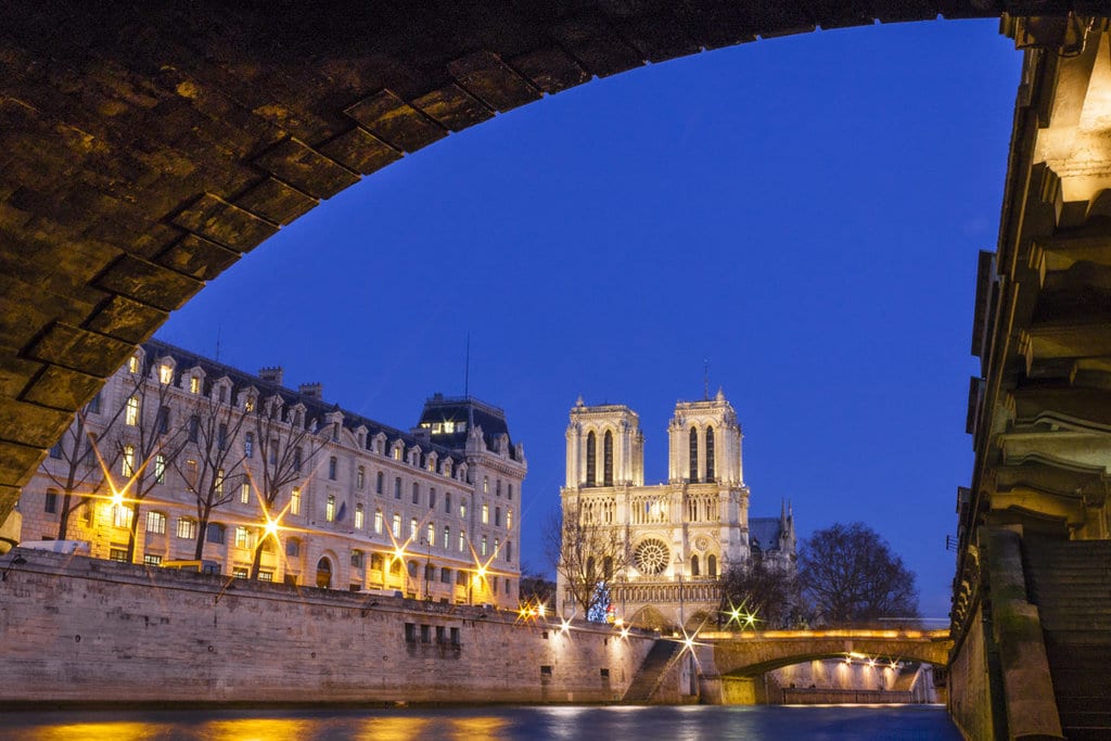 In navigazione sulla Senna nei pressi di Notre-Dame. Fonte: EDAM