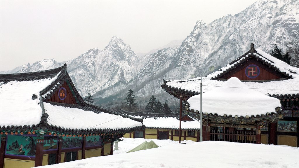 Templo Sinheungsa que inclui montanhas, neve e arquitetura de patrimônio