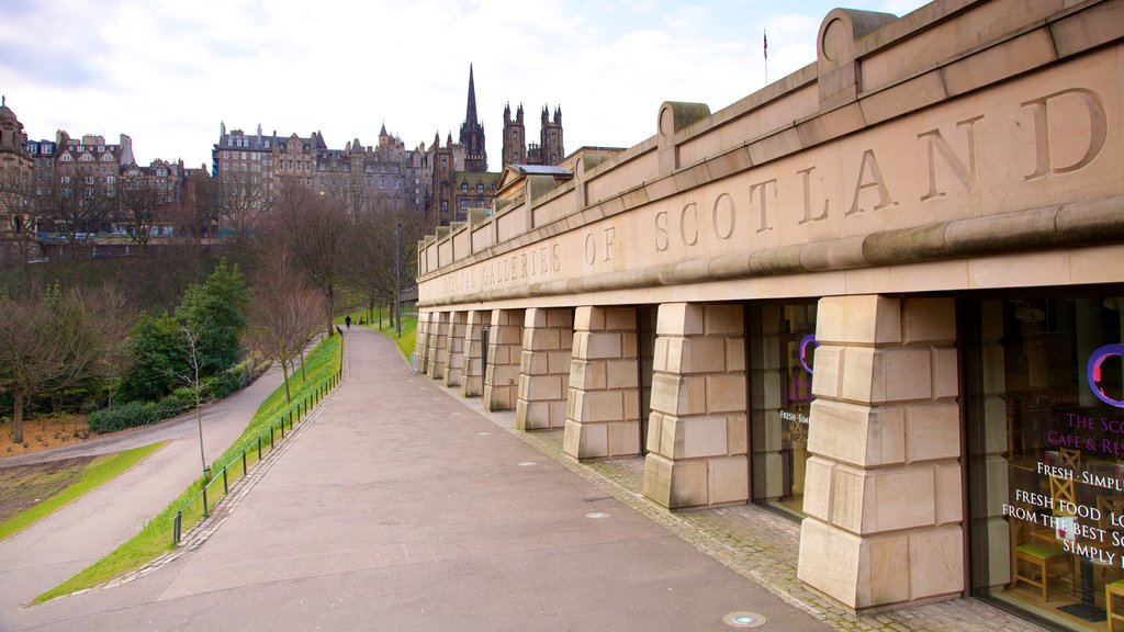 Galería Nacional de Escocia que incluye señalización y una ciudad