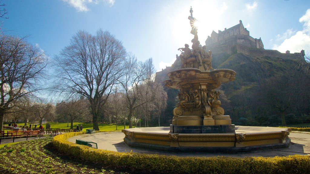 Jardines de Princes Street mostrando una estatua o escultura, un jardín y una fuente