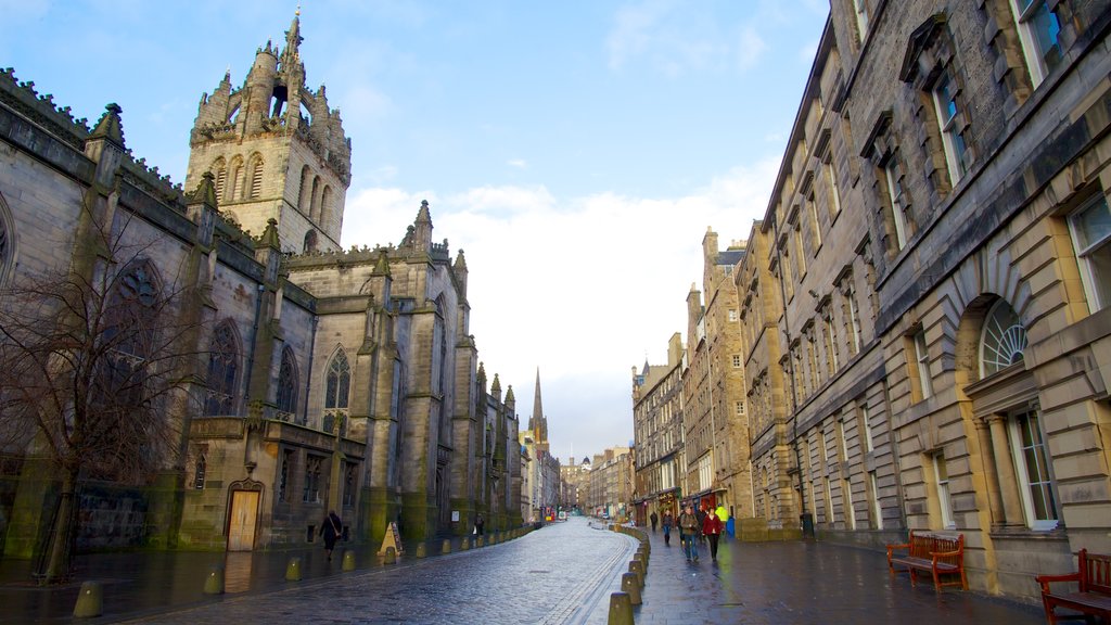 St. Giles\' Cathedral featuring street scenes, a city and heritage architecture