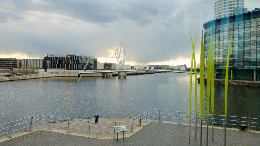 The Lowry Art and Entertainment ofreciendo una ciudad, vistas a la ciudad y un río o arroyo