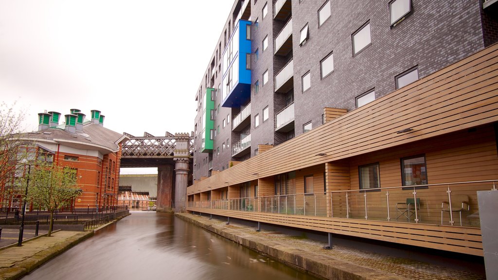 Castlefield Roman Fort which includes heritage architecture and a city