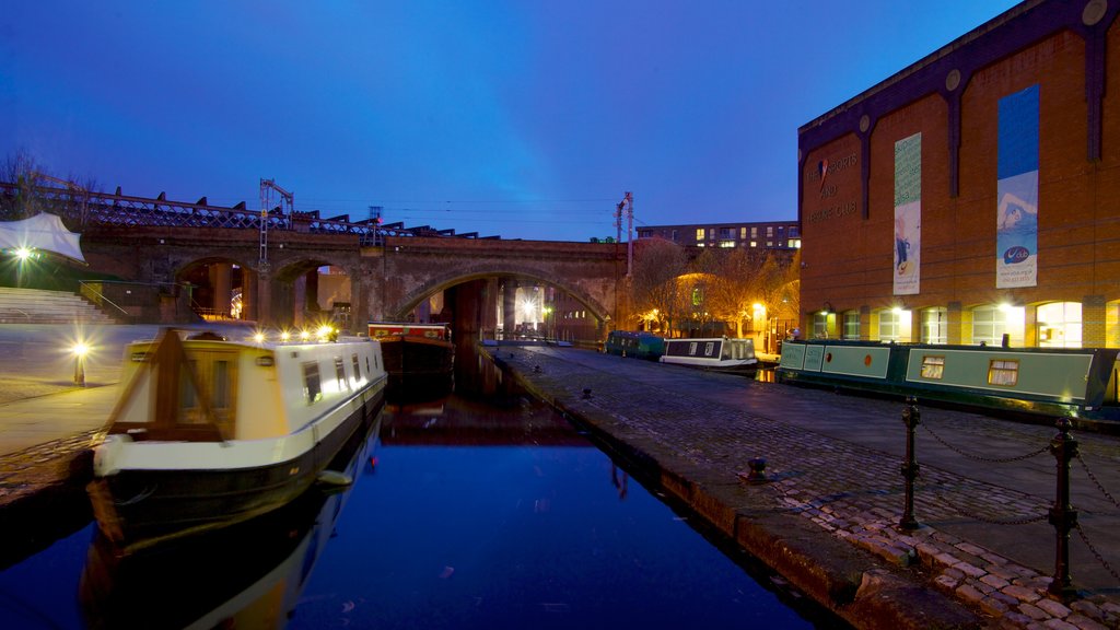 Castlefield Roman Fort que incluye paseos en lancha, patrimonio de arquitectura y escenas nocturnas