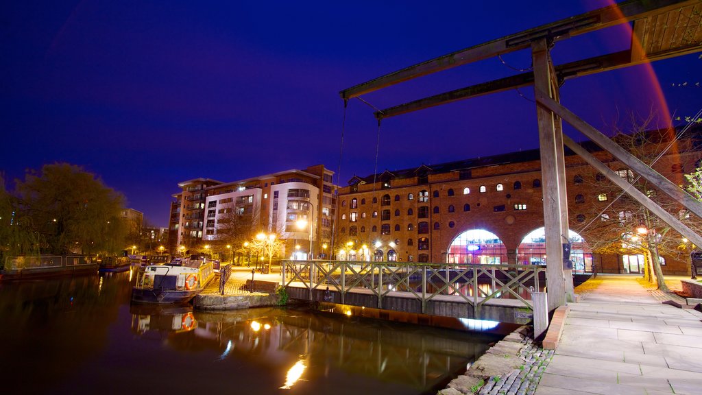 Castlefield Romerske Fort som omfatter natteliv, skyline og moderne arkitektur