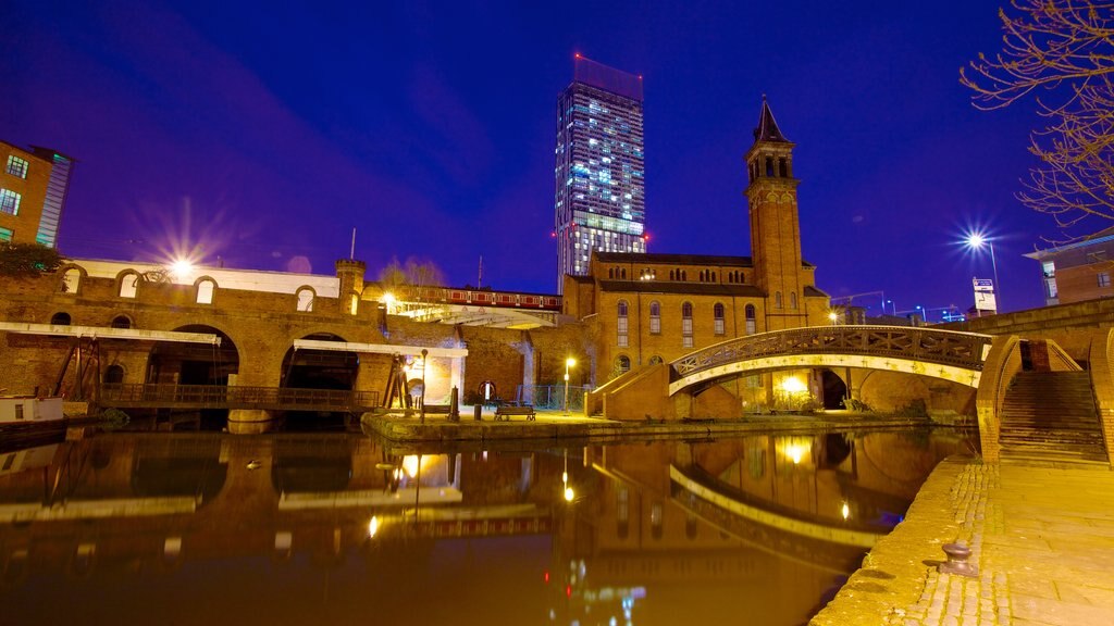 Römische Festung Castlefield mit einem historische Architektur, bei Nacht und Palast oder Schloss