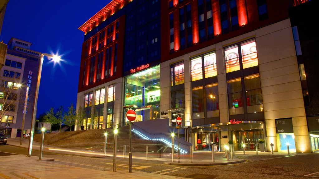 The Mailbox ofreciendo escenas de noche, arquitectura moderna y una ciudad