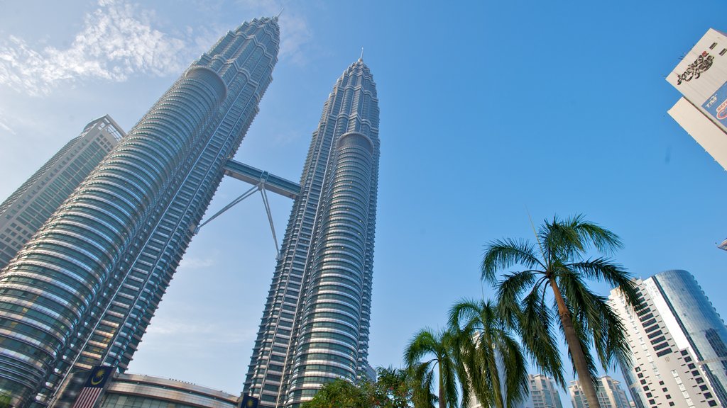 Petronas Twin Towers que inclui uma cidade, arquitetura moderna e um arranha-céu