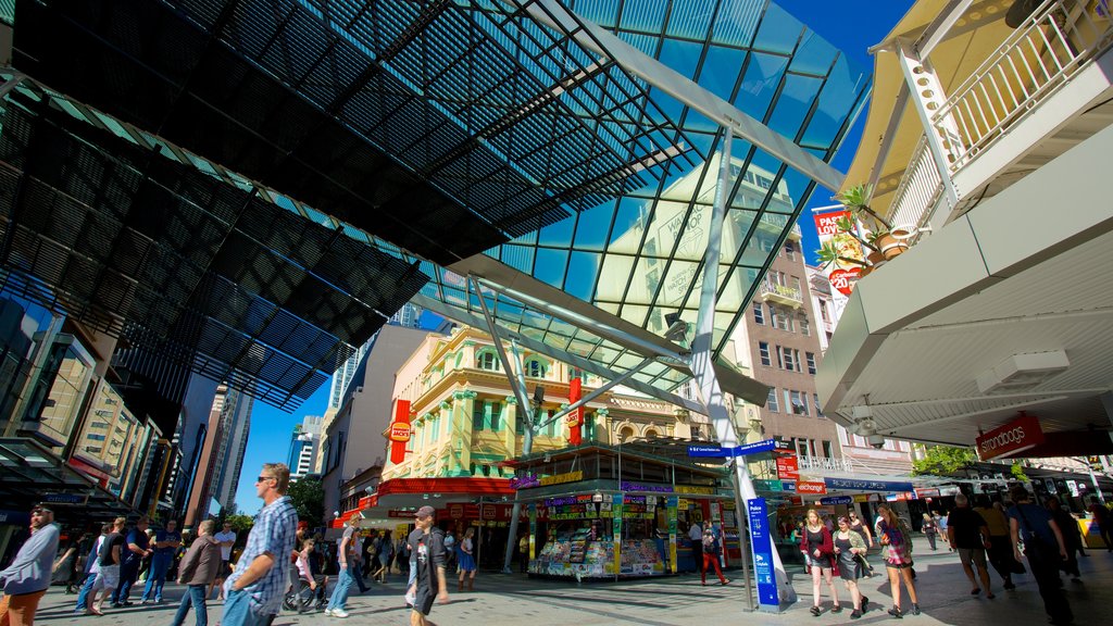 Queen Street Mall which includes street scenes, a city and shopping