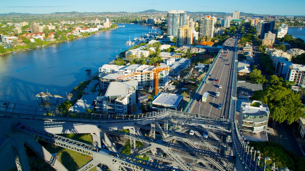 Story Bridge bevat een brug, skyline en een rivier of beek