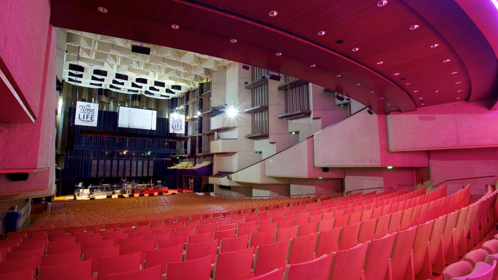 Queensland Performing Arts Centre mostrando escenas de teatro y vistas interiores