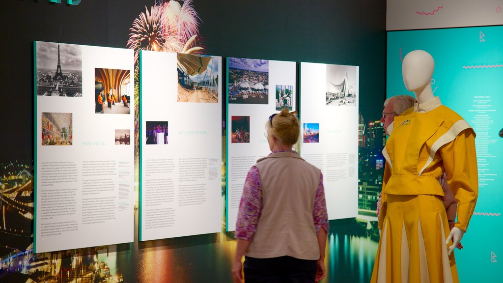 Museum of Brisbane que incluye vistas interiores y también una mujer