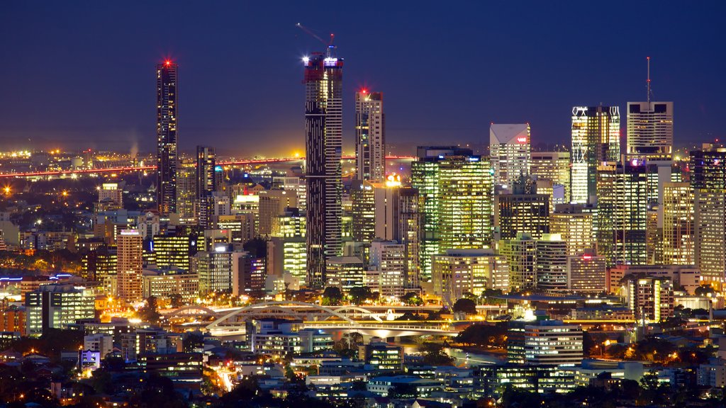 Mt. Coot-Tha mostrando vistas a la ciudad, horizonte y escenas nocturnas