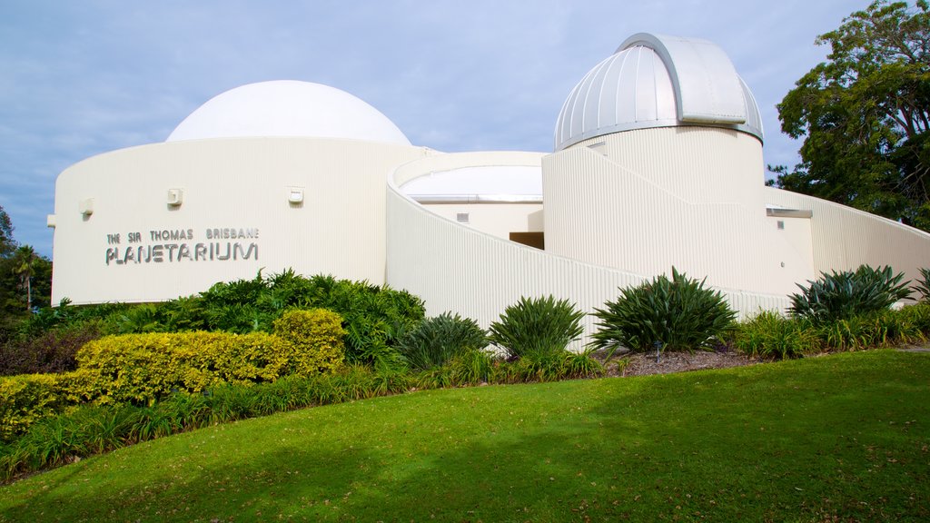 Sir Thomas Brisbane Planetarium mostrando arquitetura moderna