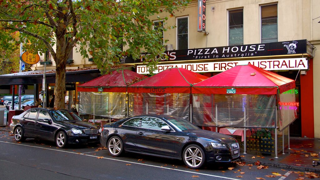 Lygon Street que inclui cenas de rua, sinalização e uma cidade