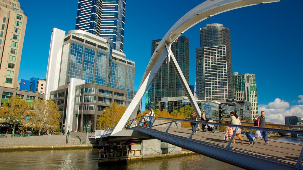 Southbank montrant architecture moderne, une rivière ou un ruisseau et une ville