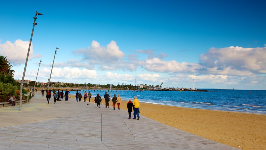 Playa St. Kilda que incluye una playa de arena y escenas tropicales