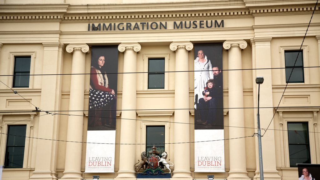 Immigration Museum que incluye señalización y una ciudad