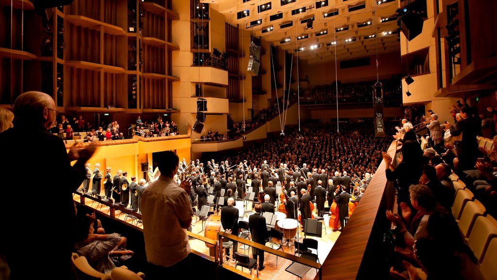 Queensland Performing Arts Centre caracterizando vistas internas e arte performática assim como um grande grupo de pessoas