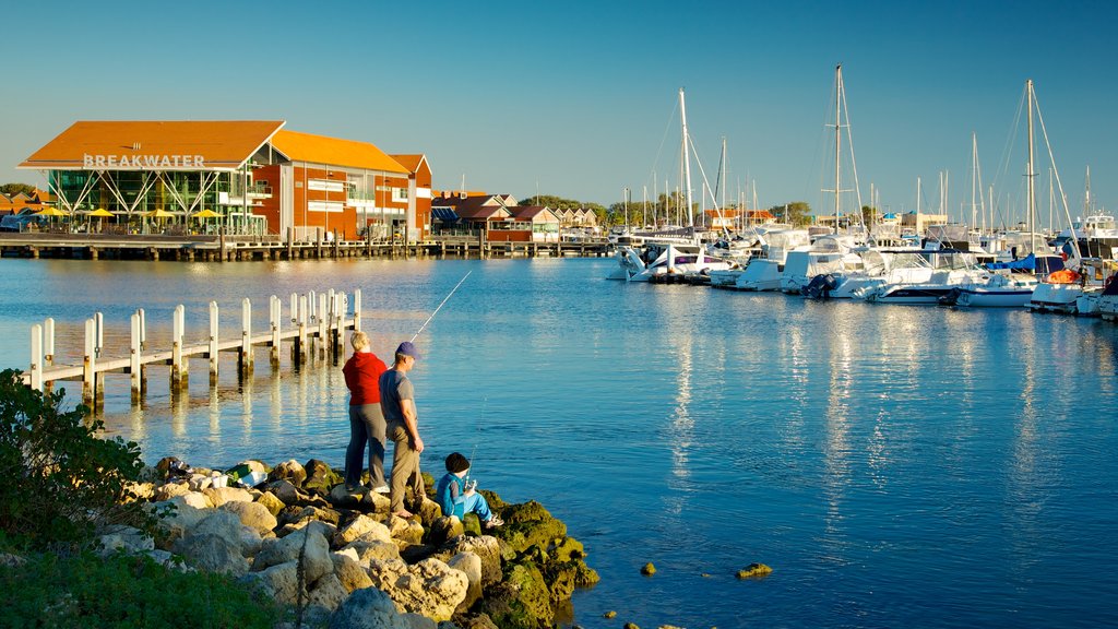 Hillarys Boat Harbour mostrando uma baía ou porto, uma cidade litorânea e pesca