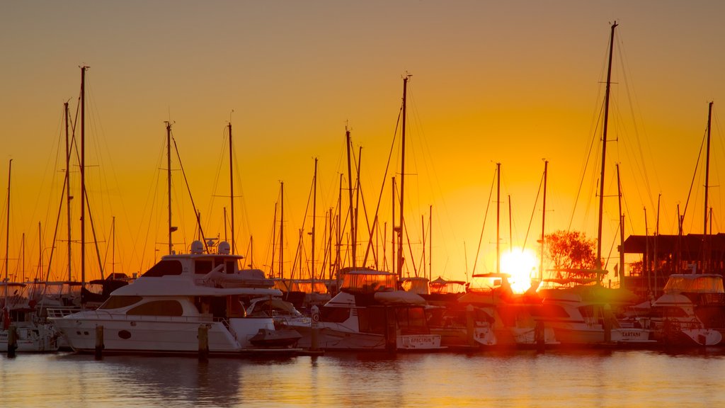 Hillarys Boat Harbour joka esittää veneily, auringonlasku ja lahti tai satama