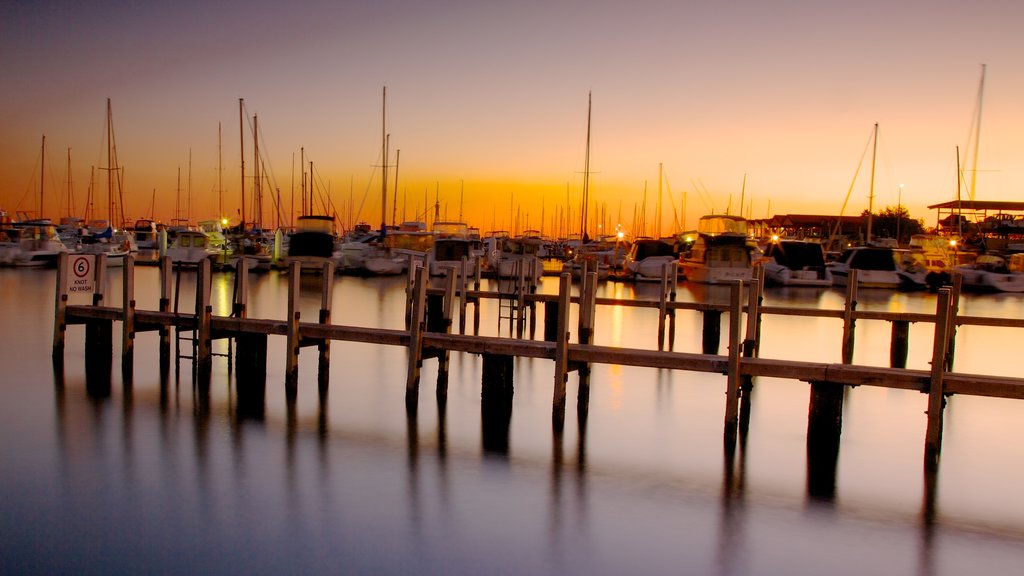 Hillarys Boat Harbour que inclui um pôr do sol, linha do horizonte e uma cidade litorânea