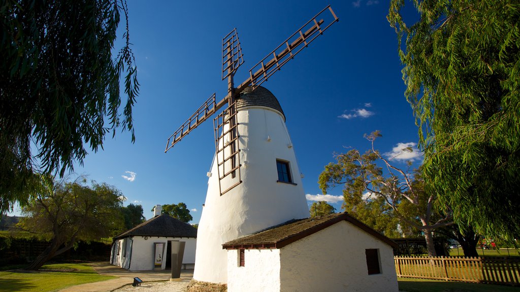 Old Mill que incluye un monumento y un molino