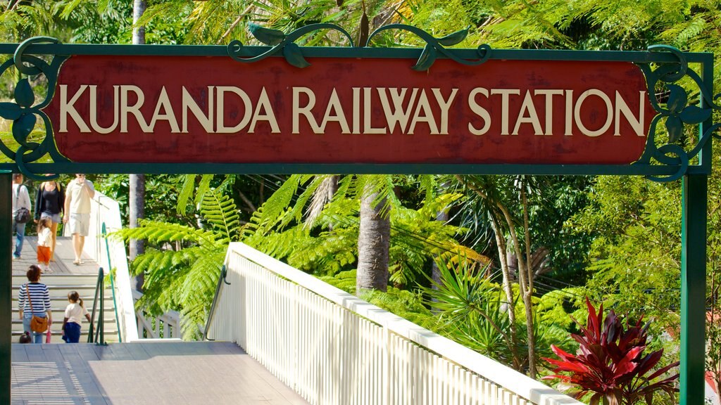 Cairns dan Pantai Utara yang mencakup pemandangan jalanan dan papan petunjuk