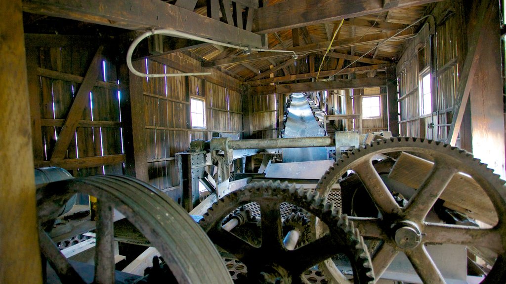 Atlas Coal Mine National Historic Site que inclui elementos industriais e vistas internas