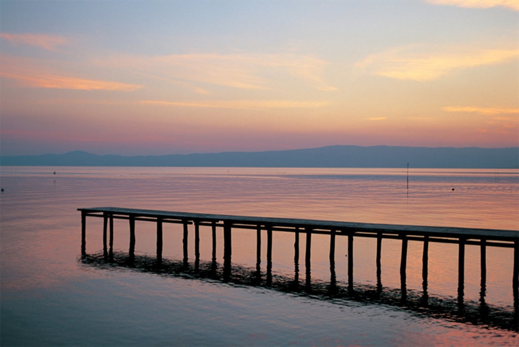 Tramonto sul Lago di Bolsena - I 15 laghi più belli d'Italia - By Corbis