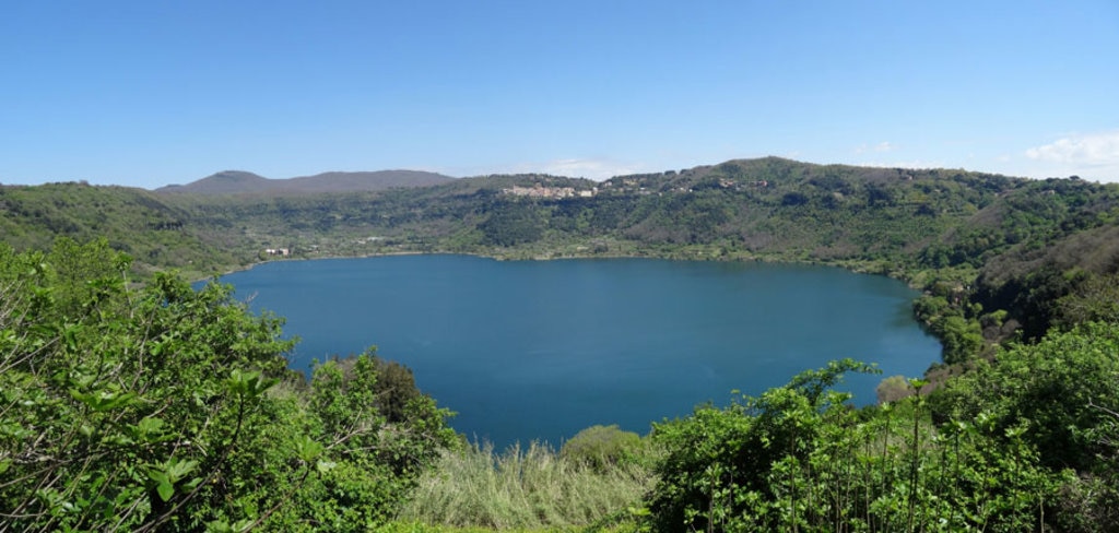 Panoramica del Lago di Nemi - I 15 laghi più belli d'Italia - By Livioandronico2013 (Own work), via Wikimedia Creative Commons