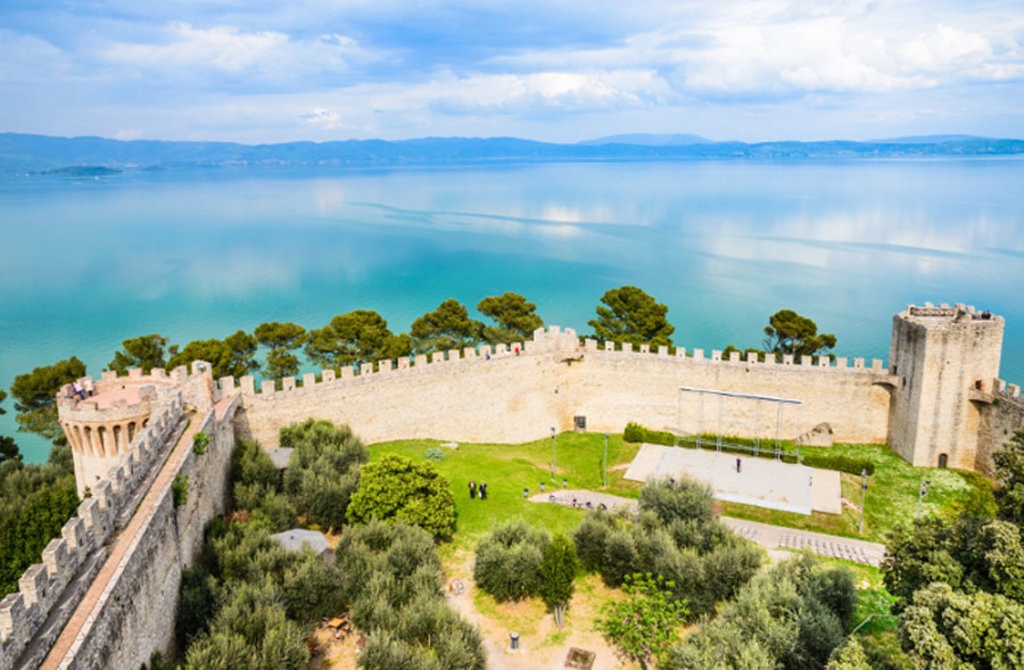 Il Lago Trasimeno dalla Rocca di Castiglione del lago - I 15 laghi più belli d'Italia - Photo credit Shutterstock