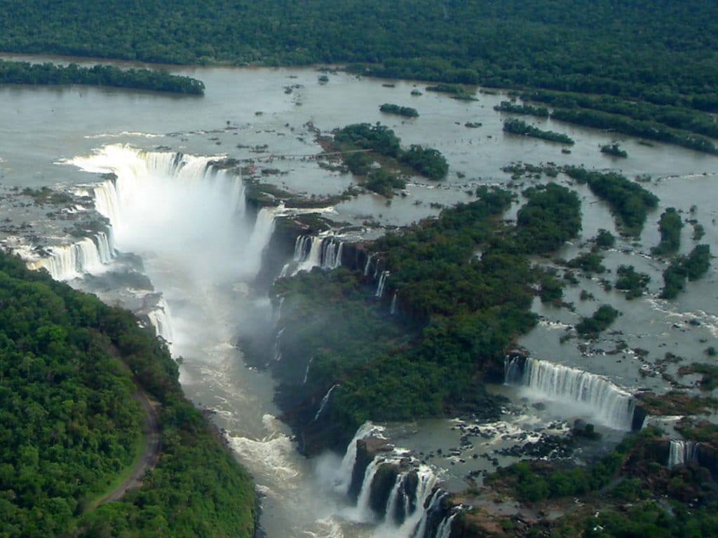 Le Cascate dell'Iguazú e la Gola del Diavolo - By Mario Roberto Duran Ortiz Mariordo (Own work)  , via Wikimedia Commons