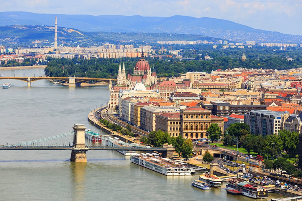 Budapest, visione panoramica dell'Isola e della città. Perla d'oriente, Budapest è la culla di grandi tesori artistici. Caratterizzata da ampi viali e romantici parchi, la capitale d'Ungheria può vantare la meravigliosa Isola di Margherita, un polmone verde lungo due chilometri in mezzo al Danubio.