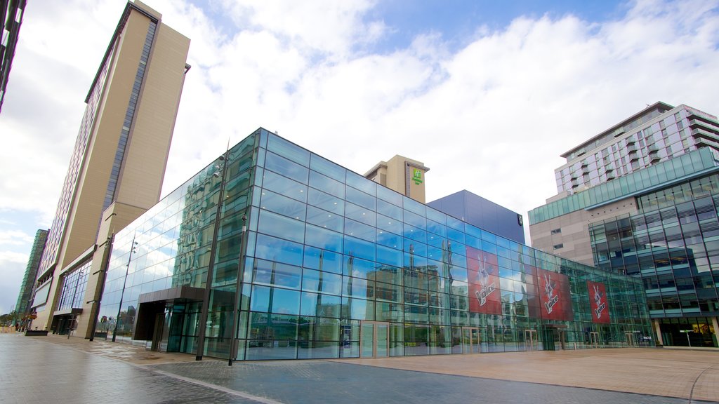 MediaCityUK que incluye una ciudad, escenas de teatro y arquitectura moderna