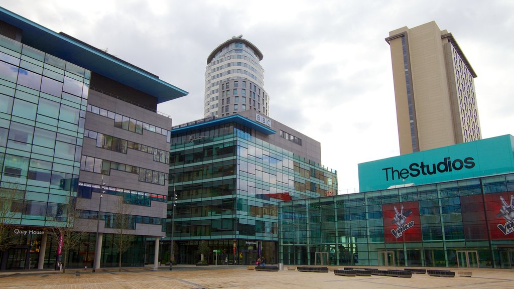 MediaCityUK que incluye una ciudad, arquitectura moderna y escenas de teatro