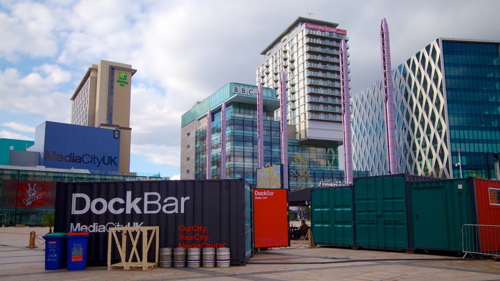 MediaCityUK que incluye señalización, arquitectura moderna y una ciudad